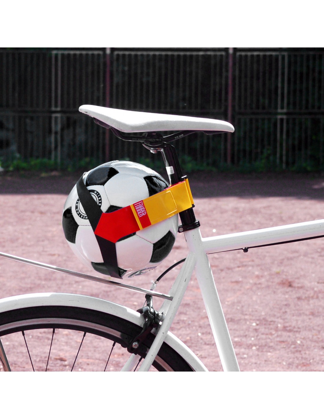 Fahrrad-Ballhalter KICKER von FAHRER... Fahrrad-Ballhalter KICKER von FAHRER...