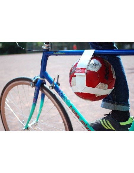 Fahrrad-Ballhalter *Kicker* Von FAHRER Berlin Fahrrad-Ballhalter *Kicker* Von FAHRER Berlin