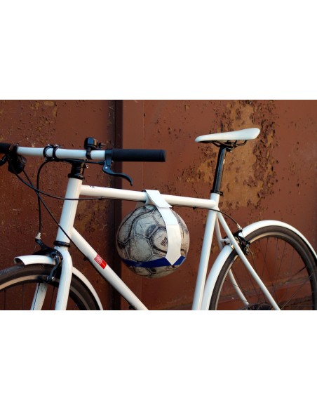 Fahrrad-Ballhalter *Kicker* Von FAHRER Berlin Fahrrad-Ballhalter *Kicker* Von FAHRER Berlin