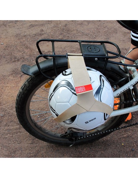 Fahrrad-Ballhalter *Kicker* Von FAHRER Berlin Fahrrad-Ballhalter *Kicker* Von FAHRER Berlin
